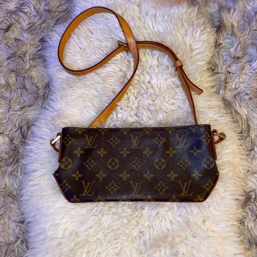 Authentic vintage monogram Louis Vuitton Pochette style shoulder bag